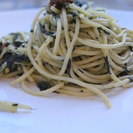 Krok 3 - Spaghetti ze szpinakiem, suszonymi pomidorami i camembert foto