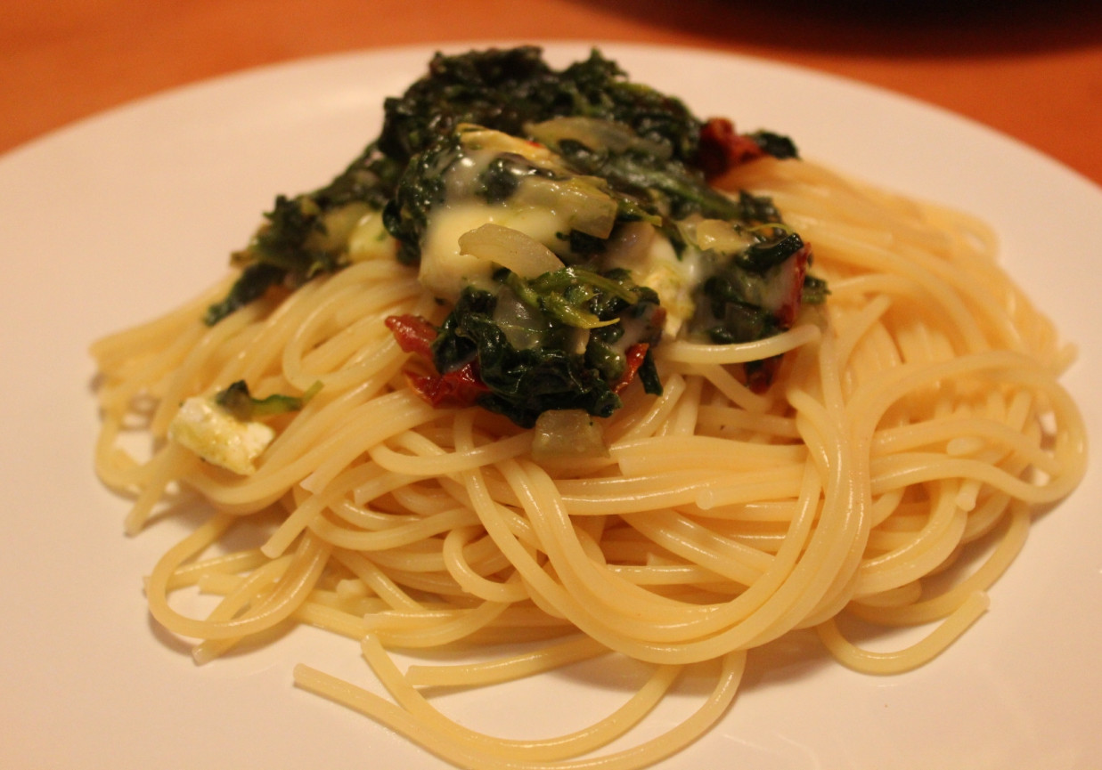 Spaghetti ze szpinakiem, suszonymi pomidorami i camembert foto