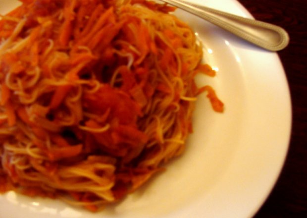Fotografia przedstawiająca Spaghettini z sosem pomidorowym z azjatycką nutą
