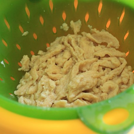 Krok 3 - Spätzle orkiszowe w sosie kurkowym foto