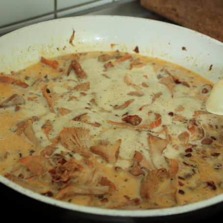 Krok 8 - Spätzle orkiszowe w sosie kurkowym foto