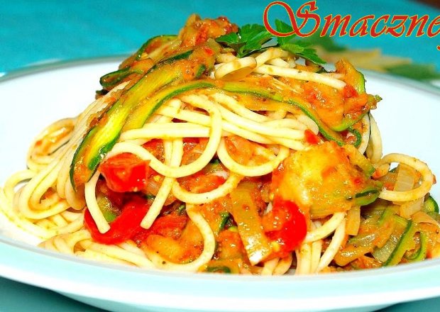 Fotografia przedstawiająca Spghetti z Pesto i Warzywami