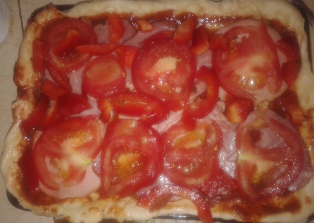Fotografia przedstawiająca spód do pizzy z semoliną