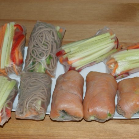 Krok 3 - Spring roll's z warzywami i wędzonym łososiem foto
