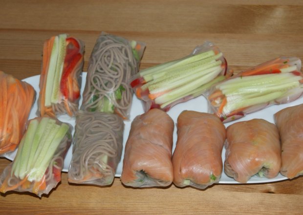 Fotografia przedstawiająca Spring roll's z warzywami i wędzonym łososiem