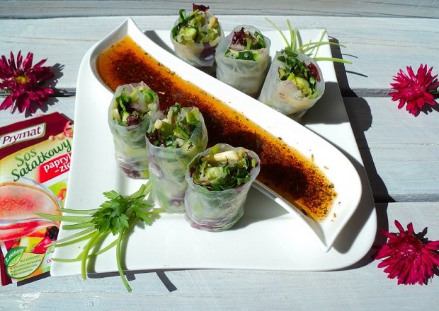 Fotografia przedstawiająca Spring rollsy warzywne z sosem paprykowo-ziołowym