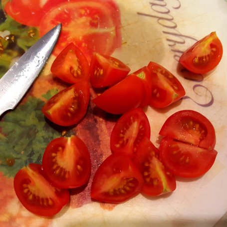 Krok 1 - Śródziemnomorska sałatka z płatkami parmezanu, oliwkami, rukolą i orzechami pinii foto