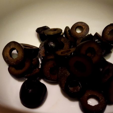 Krok 4 - Śródziemnomorska sałatka z płatkami parmezanu, oliwkami, rukolą i orzechami pinii foto