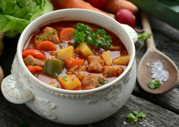 Fotografia przedstawiająca Staropolska zupa gulaszowa z karkówką