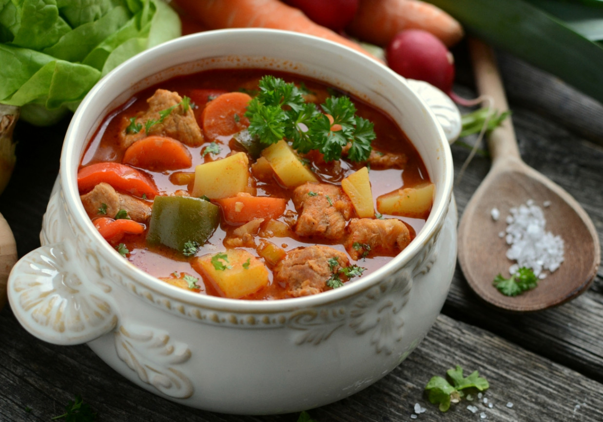 Staropolska zupa gulaszowa z karkówką foto