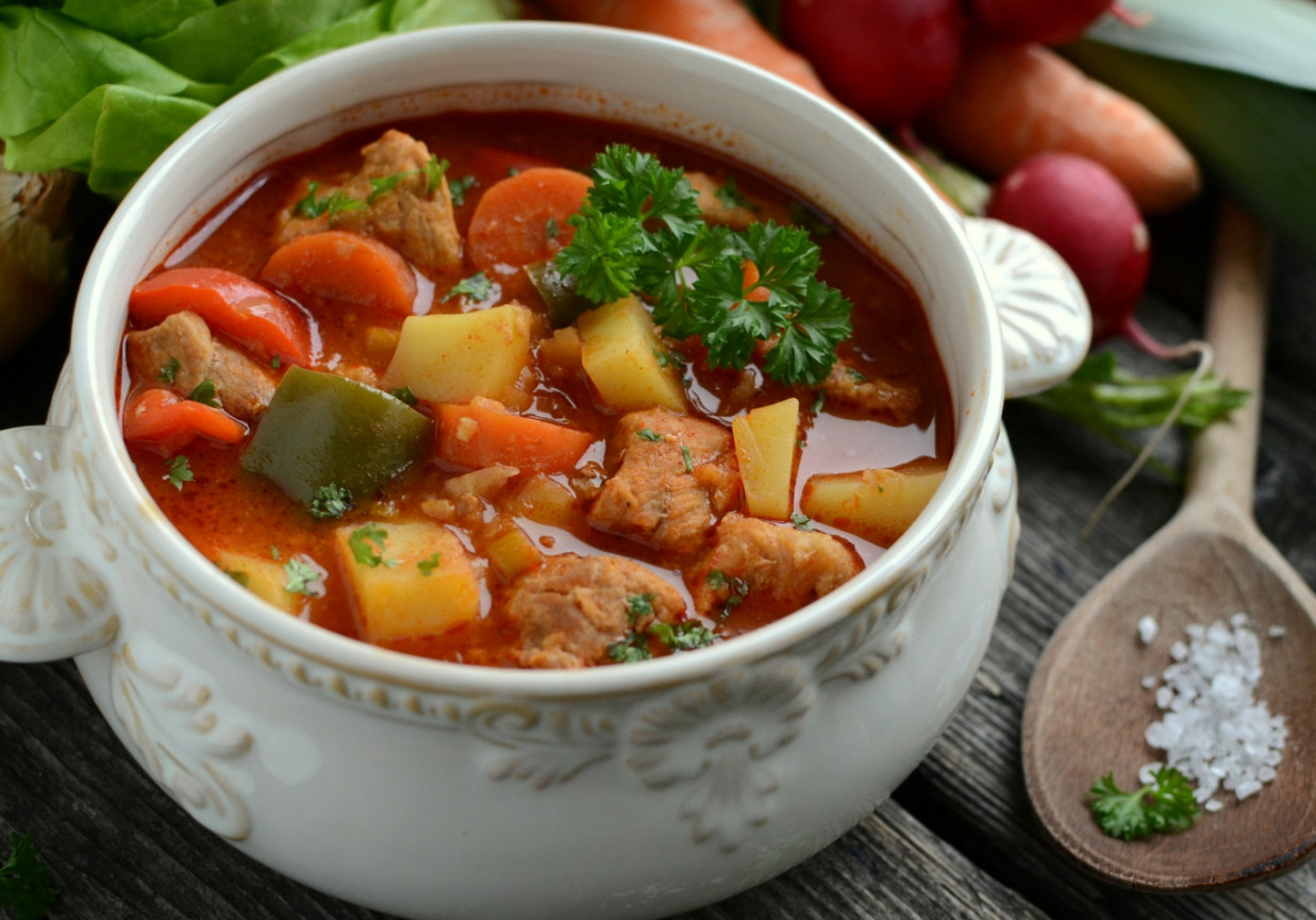 Staropolska zupa gulaszowa z karkówką foto