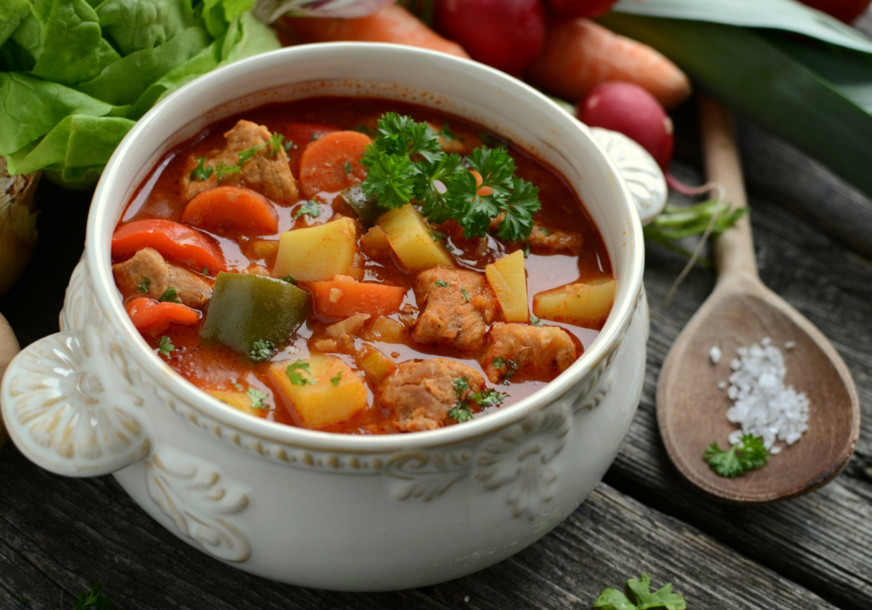 Staropolska zupa gulaszowa z karkówką foto