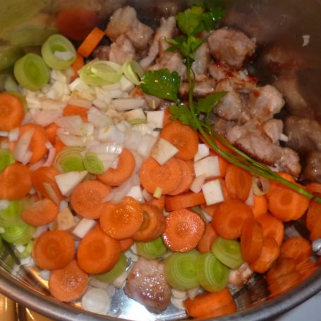 Krok 3 - Staropolska zupa gulaszowa z karkówką foto