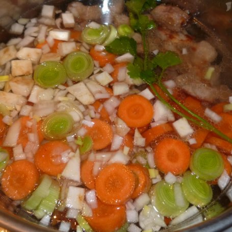 Krok 4 - Staropolska zupa gulaszowa z karkówką foto