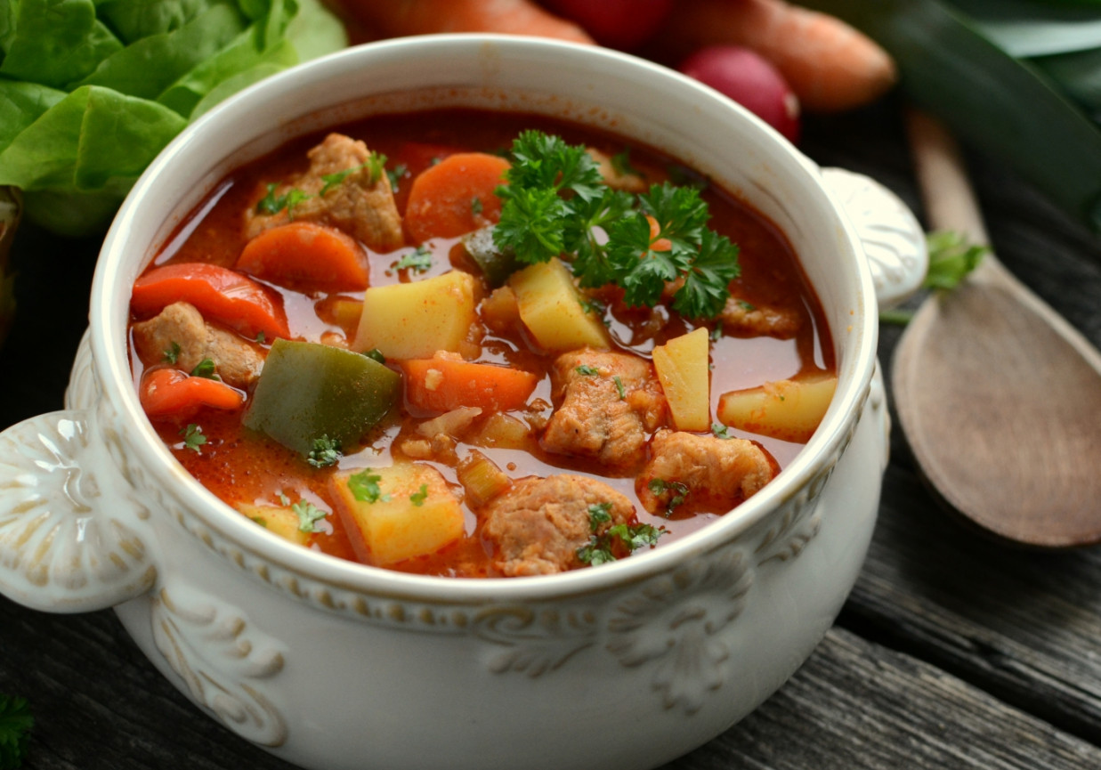 Staropolska zupa gulaszowa z karkówką foto