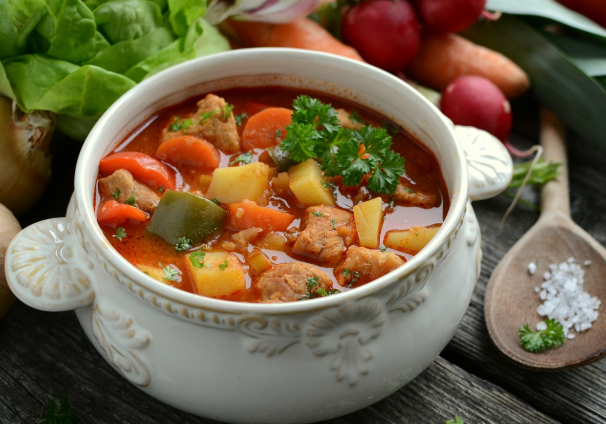 Staropolska zupa gulaszowa z karkówką foto