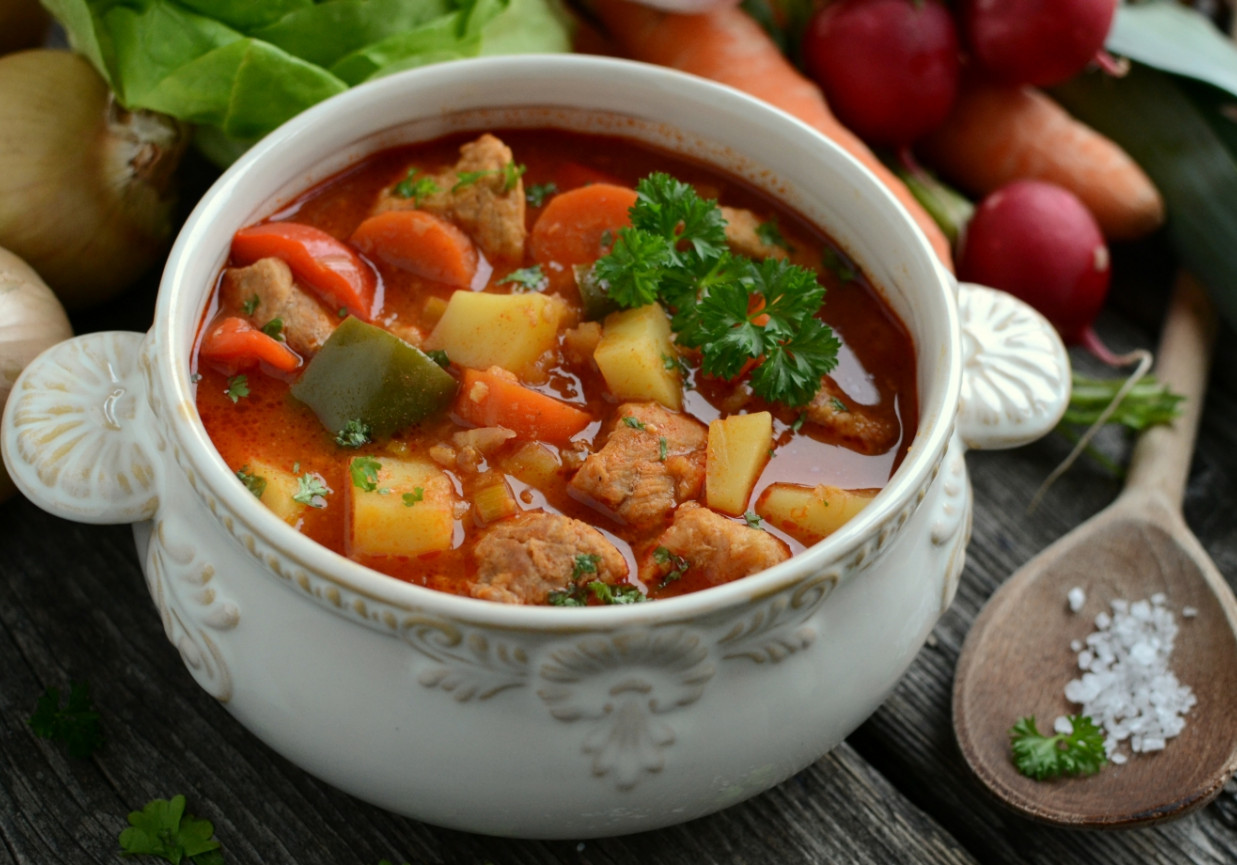 Staropolska zupa gulaszowa z karkówką foto