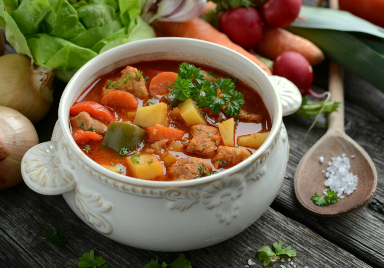 Staropolska zupa gulaszowa z karkówką foto