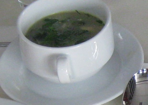 Fotografia przedstawiająca Staropolska zupa ze szpinaku i grzybów