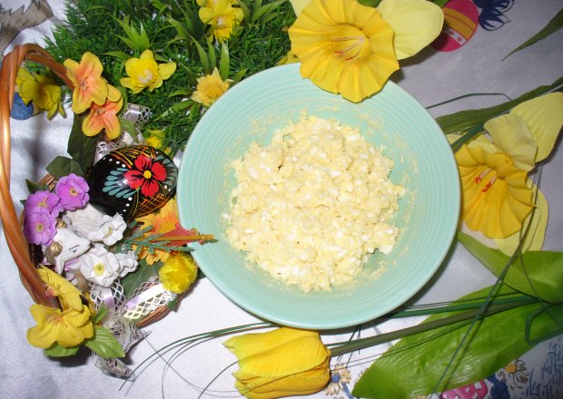 Fotografia przedstawiająca Starte jajka z chrzanem  i masłem
