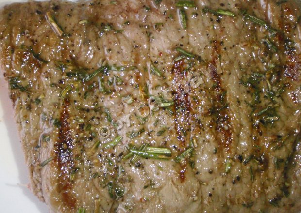 Fotografia przedstawiająca Stek rozmarynowy nacierany czosnkiem