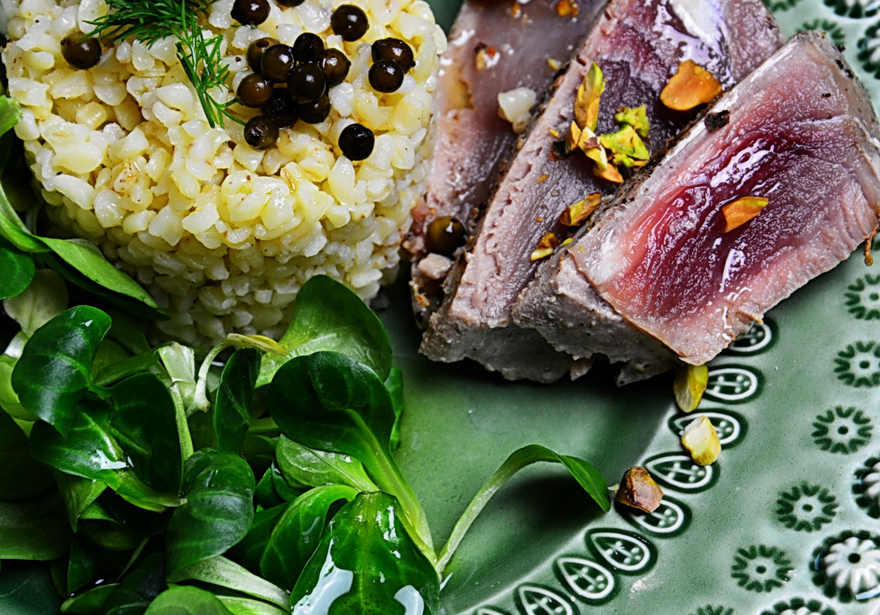 Stek tuńczyka z kaszą i olejem pistacjowym foto