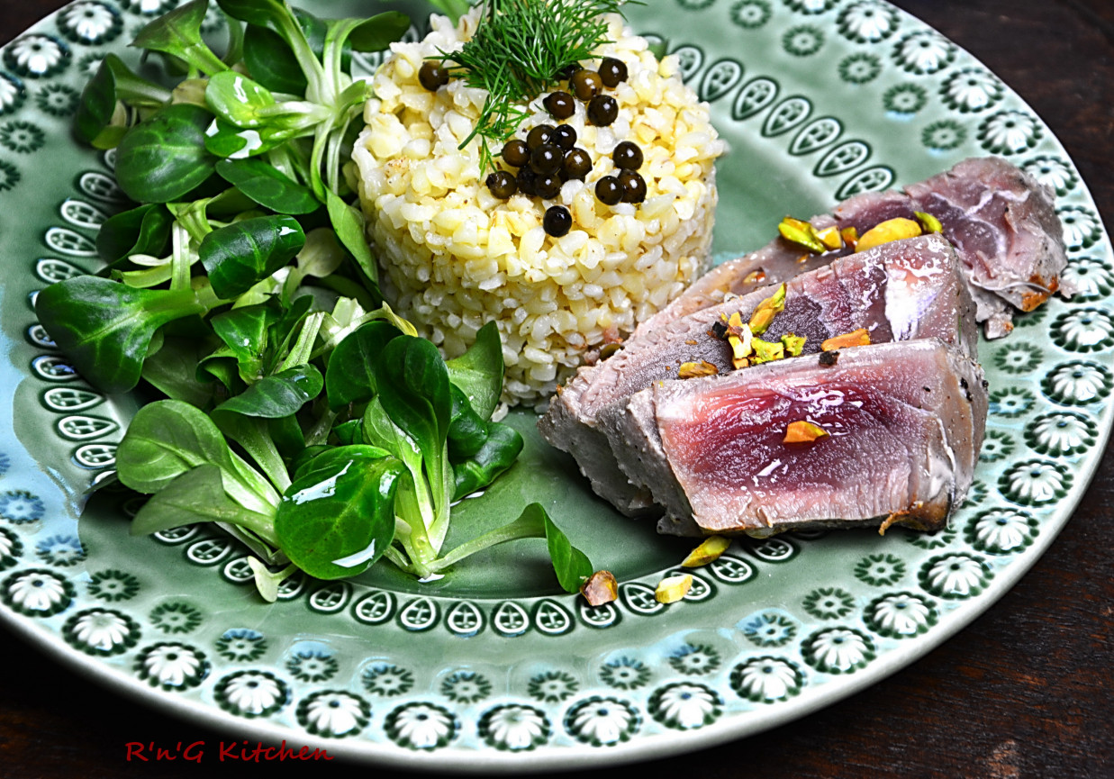 Stek tuńczyka z kaszą i olejem pistacjowym foto