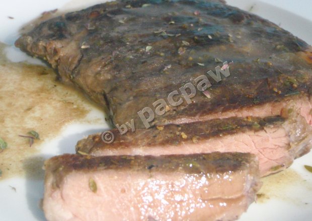Fotografia przedstawiająca Stek wołowy sous vide w sosie z nalewki śliwkowej