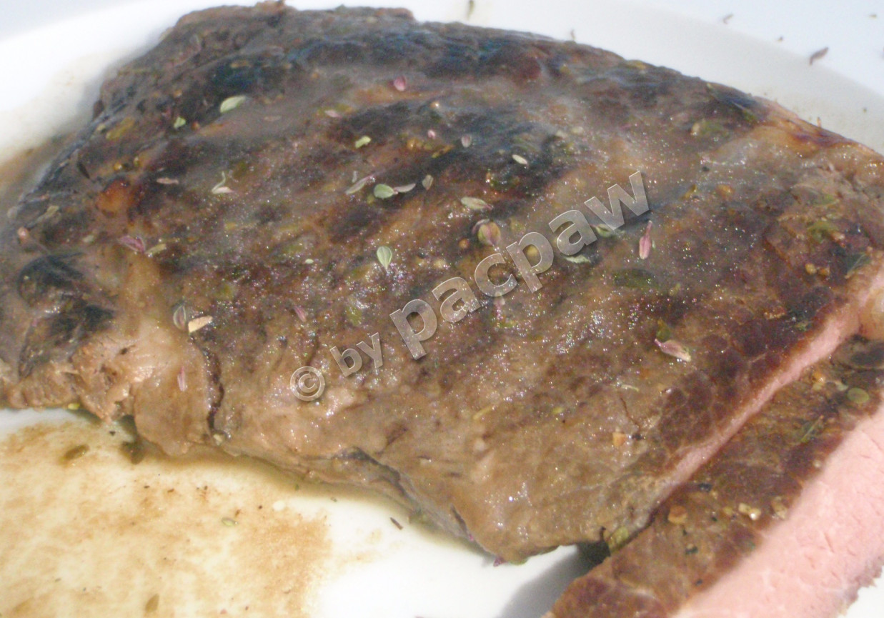 Stek wołowy sous vide w sosie z nalewki śliwkowej foto