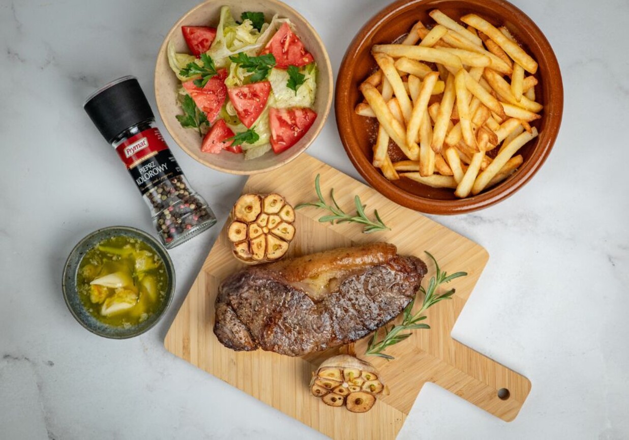 Stek wołowy z air fryera foto