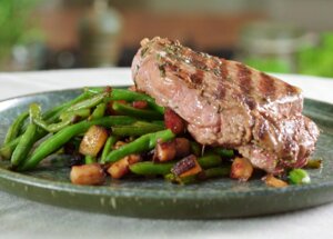 Jak zrobić stek wołowy z fasolką szparagową i boczkiem? foto