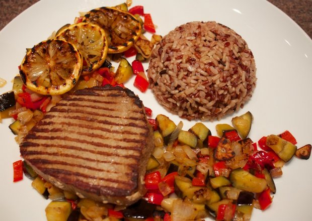 Fotografia przedstawiająca Stek z polędwicy z pieczonymi warzywami i trójkolorowym ryżem