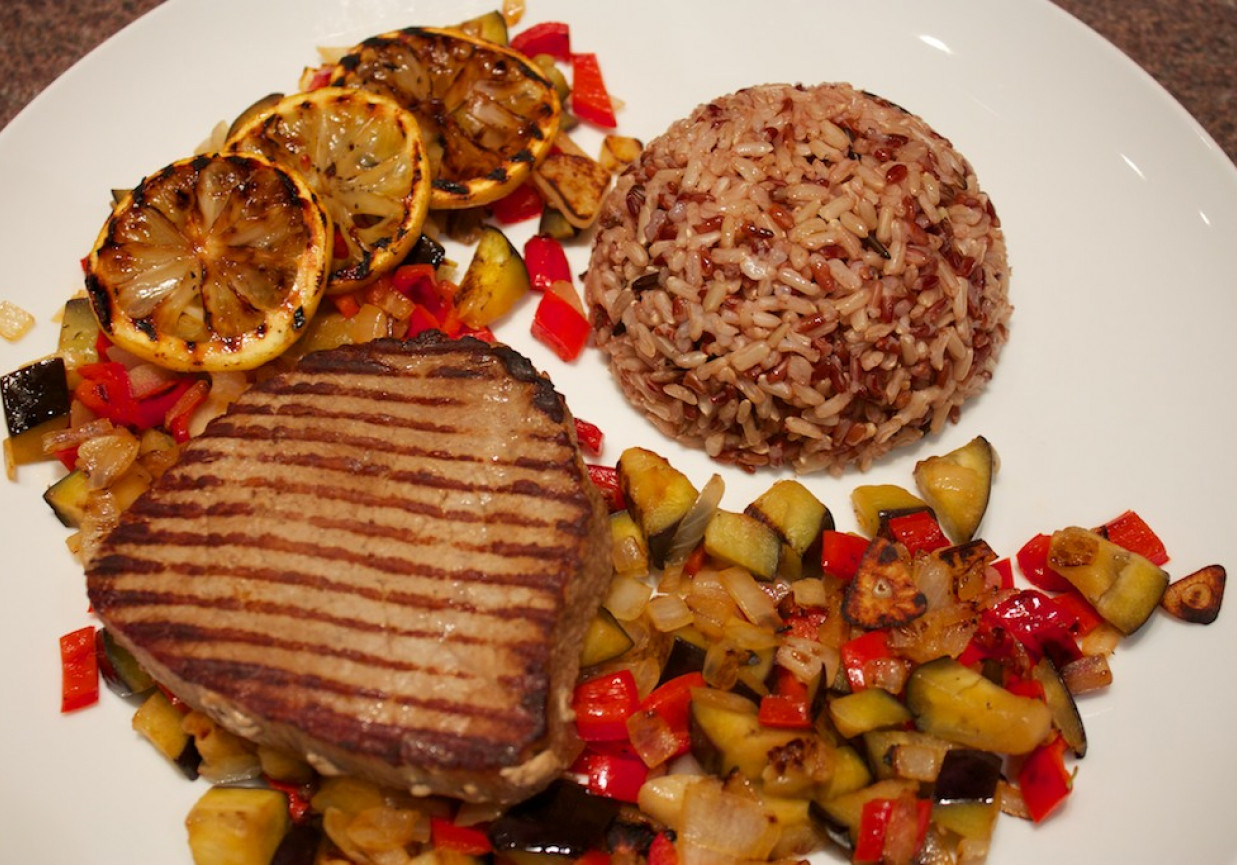Stek z polędwicy z pieczonymi warzywami i trójkolorowym ryżem foto