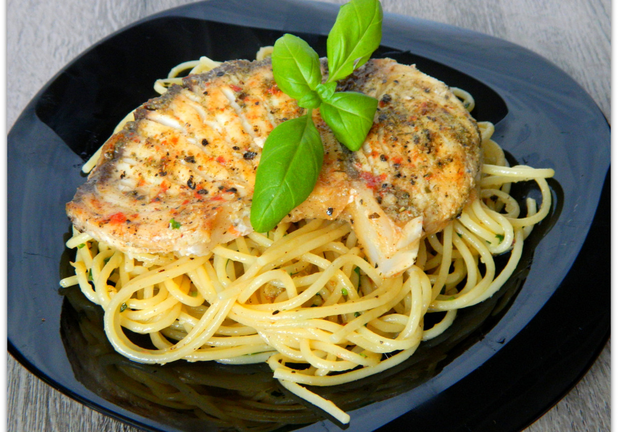 Stek z rekina na czosnkowo-bazyliowym spaghetti foto