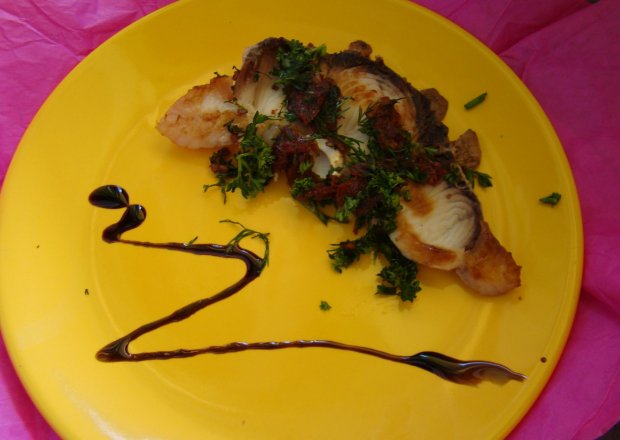 Fotografia przedstawiająca Stek z rekina z ziołowo -pomidorowym masełkiem