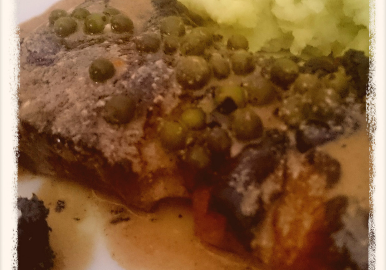 Stek z rostbefu w sosie z zielonego pieprzu z purée z kalafiora z chipsem z ciasta filo oraz chipsami z jarmużu. foto