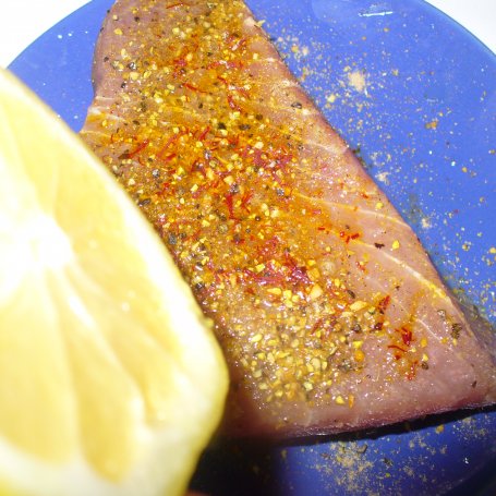 Krok 3 - Stek z tuńczyka gillowany z kardamonem i szafranem foto