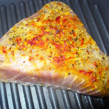 Krok 4 - Stek z tuńczyka gillowany z kardamonem i szafranem foto