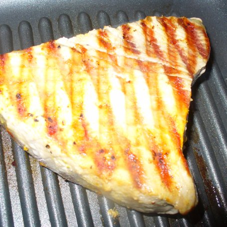 Krok 5 - Stek z tuńczyka gillowany z kardamonem i szafranem foto