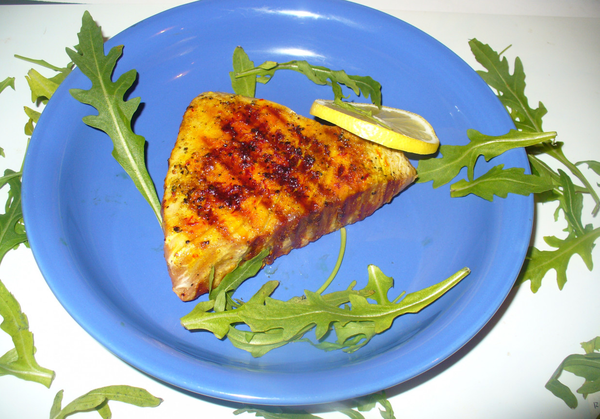 Stek z tuńczyka gillowany z kardamonem i szafranem foto