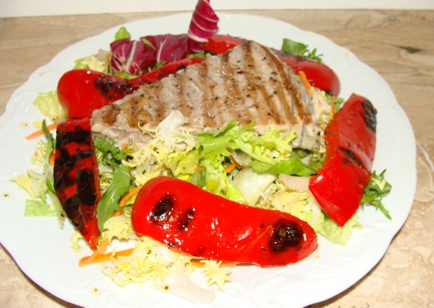 Fotografia przedstawiająca Stek z tuńczyka grillowany z papryką