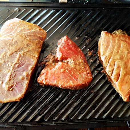 Krok 3 - Stek z tuńczyka marynowana i grillowany foto