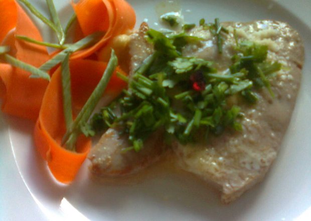 Fotografia przedstawiająca Stek z tuńczyka pod zieleniną