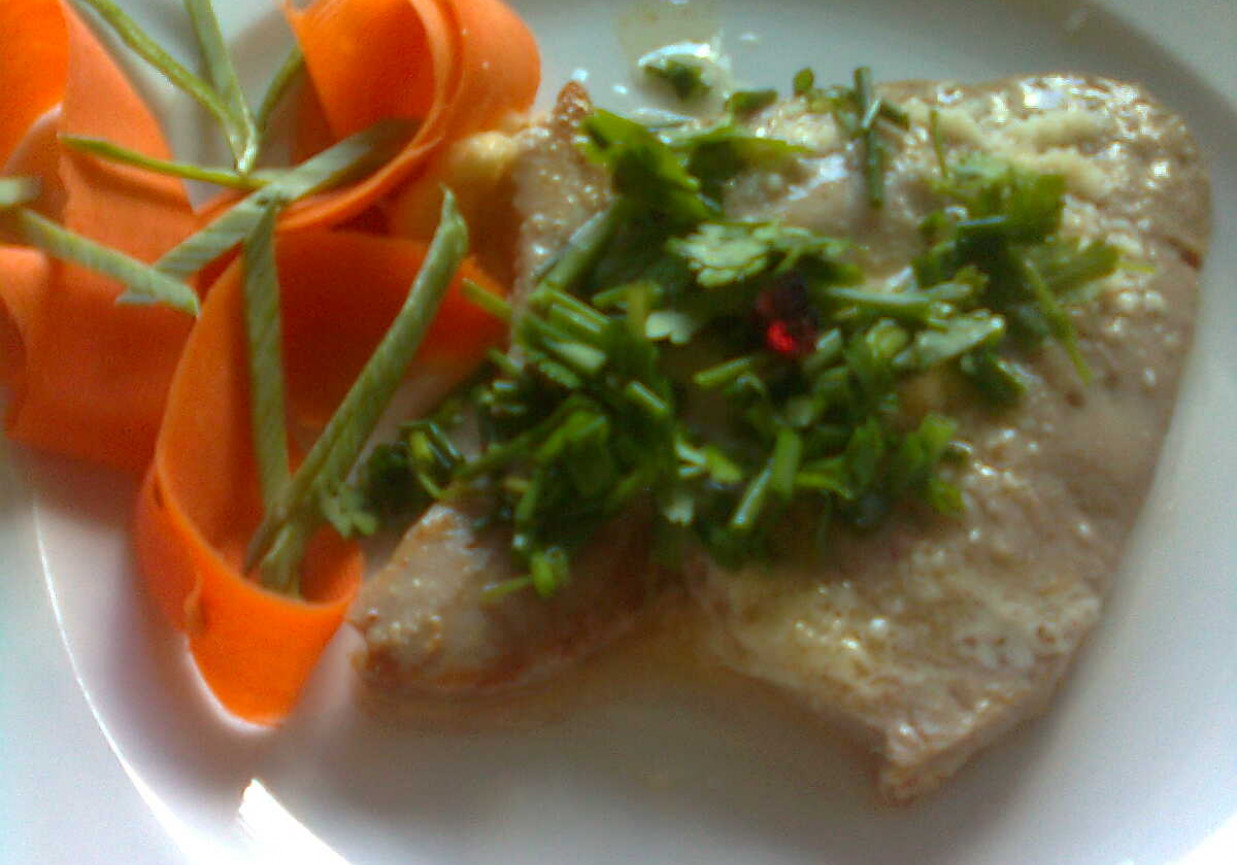 Stek z tuńczyka pod zieleniną foto
