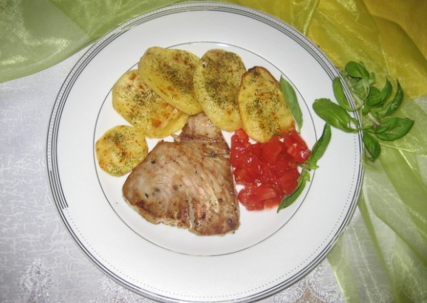 Fotografia przedstawiająca stek z tuńczyka w towarzystwie pieczonych ziemniaków