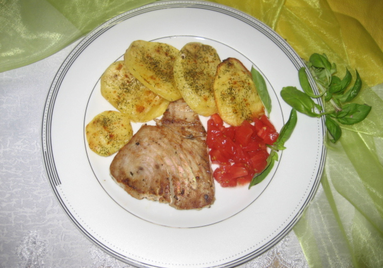 stek z tuńczyka w towarzystwie pieczonych ziemniaków foto