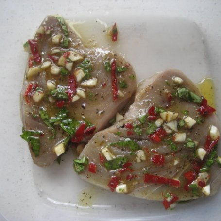 Krok 1 - stek z tuńczyka w towarzystwie pieczonych ziemniaków foto