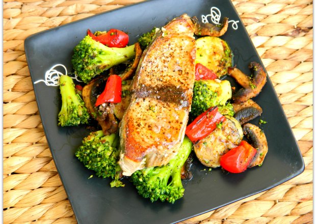 Fotografia przedstawiająca Stek z tuńczyka z bukietem grillowanych warzyw