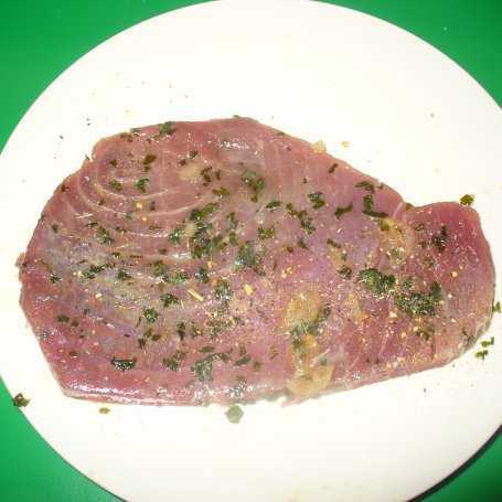 Krok 1 - Stek z tuńczyka z natką i czosnkiem grillowany  foto