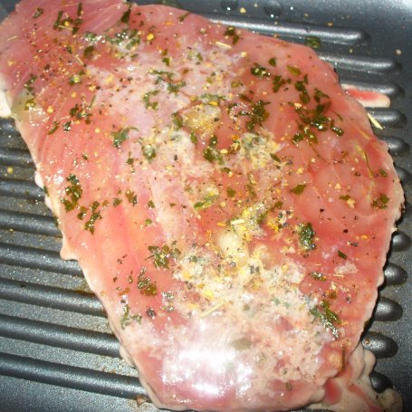 Krok 2 - Stek z tuńczyka z natką i czosnkiem grillowany  foto